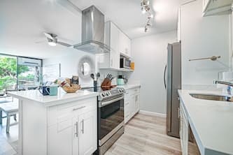 Ocean view, fully remodeled, 2nd floor, few steps away from the best beaches