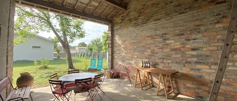 Grange au fond du jardin ; BBQ ; espace convivial