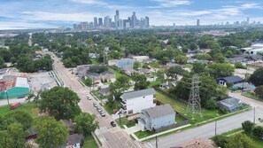 6-10 minutes away from Downtown HOUSTON.