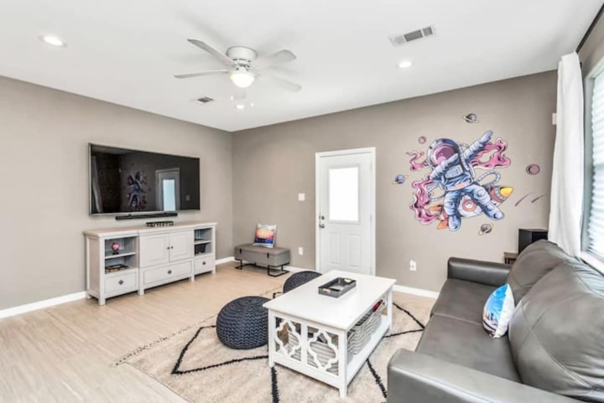 King-sized master suite and 6 minutes away from Minute Maid Park & Toyota Center