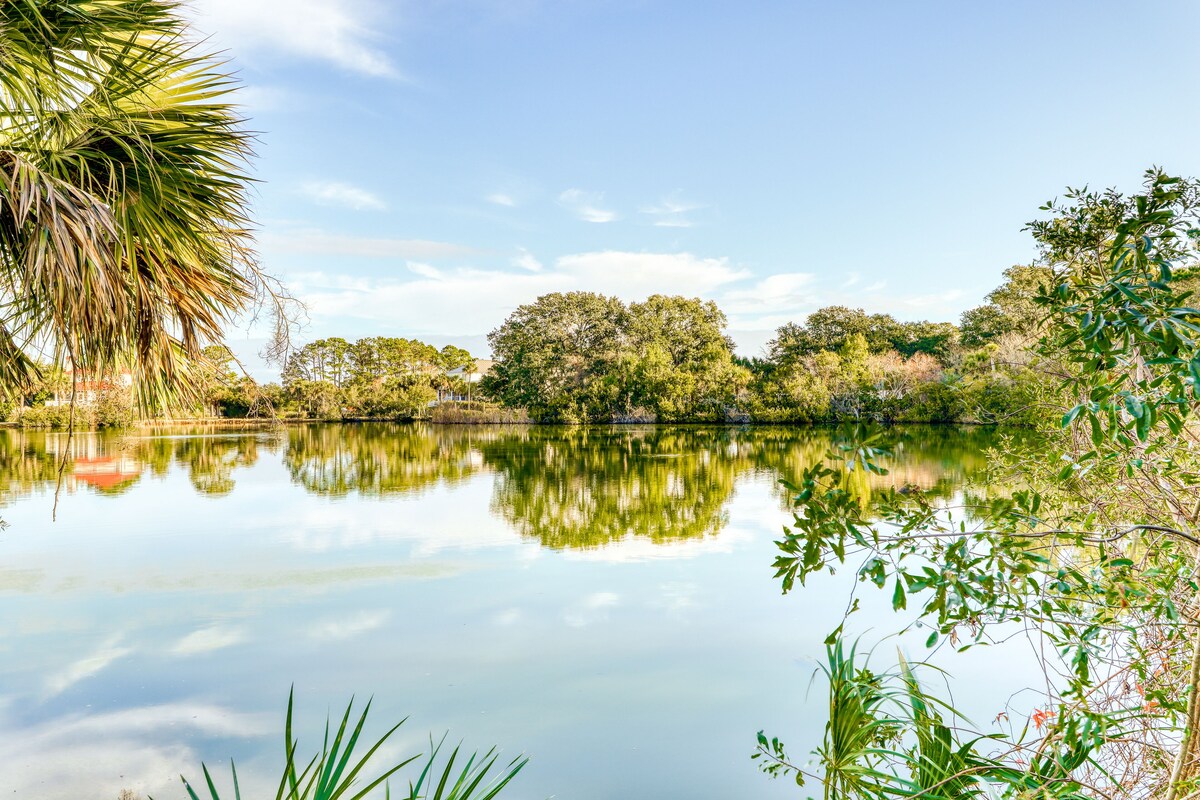 Lowcountry cottage with deck & fireplace + on-site pool, tennis, & golf