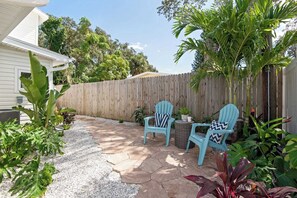Tropical private yard with grill. 