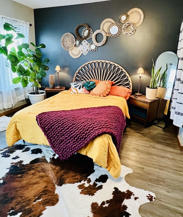 Main bedroom with Queen and 55” tv