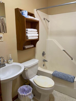 Cabin 2 - bathroom