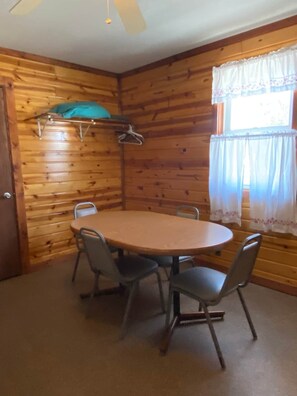 Cabin 4 - dining area