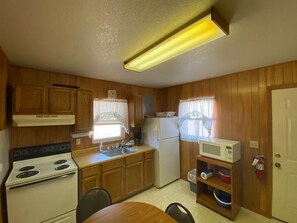 Cabin 12 - kitchen