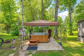 Shared Hot Tub | Other Rentals On-Site