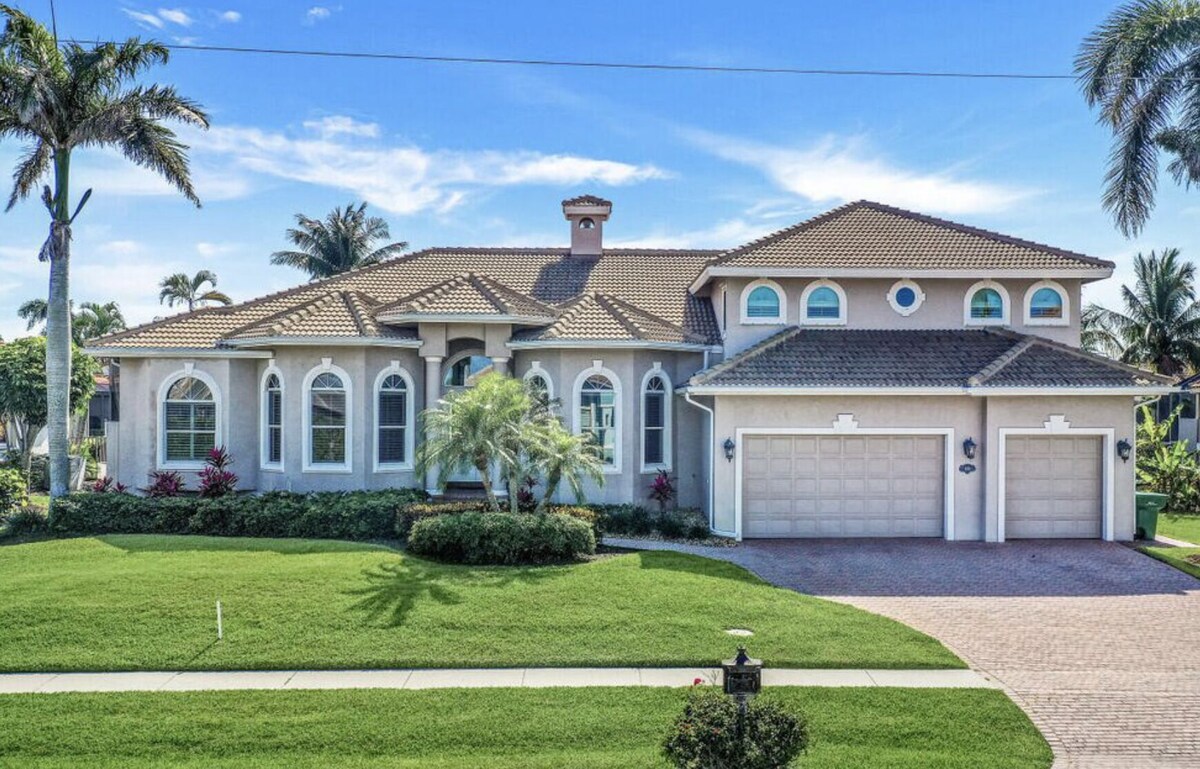 Beautiful Marco island executive home on the water