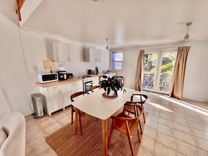Open plan Kitchen & dinning area.