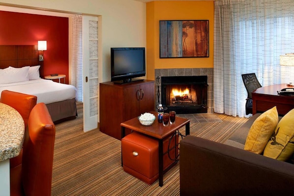 Unit with 1 Queen size bed. Exact unit will be assigned upon arrival. Views, colors and decor may vary.