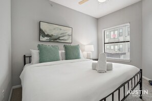 King bedroom with luxury hotel quality linens