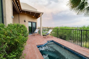 The spool can be heated to either hot tub or pool temperature, and heating is always included!