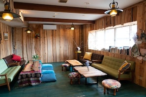 The dining room is a space with fluctuations made by pasting together 8 types of Izu trees. All the trees we felled ourselves!