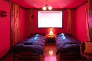 A red-walled room decorated with hardwood boards. Fuego