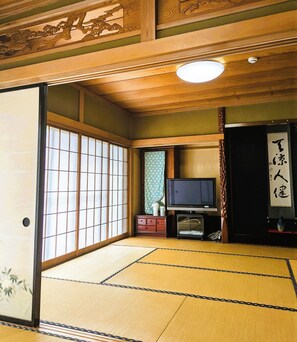 1st floor: 8 tatami mats and 6 tatami mats
