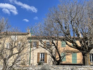 Maison avec volets marrons