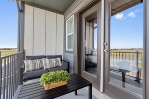 Balcony with Mountain Views