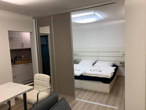 Schlafzimmer durch Raumteiler trennbar. 