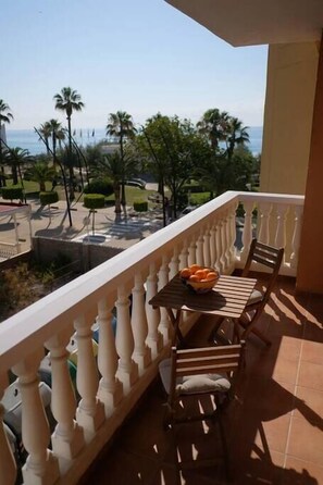 ES: Terraza y vistas EN: Balcony and views