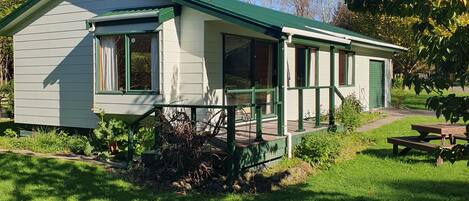 Lovely sunny cottage with internal garage