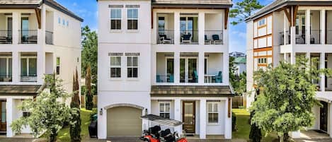 6-seat Golf Cart FREE during your stay! 2 minutes to the beach. Sleeps 15, 6 bedrooms, 5.5 bath, and 9 beds. Game room and bunk rooms. Heated pool steps from the house!