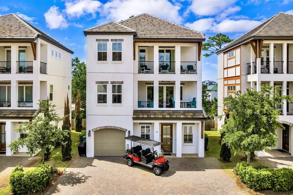 6-seat Golf Cart FREE during your stay! 2 minutes to the beach. Sleeps 15, 6 bedrooms, 5.5 bath, and 9 beds. Game room and bunk rooms. Heated pool steps from the house!