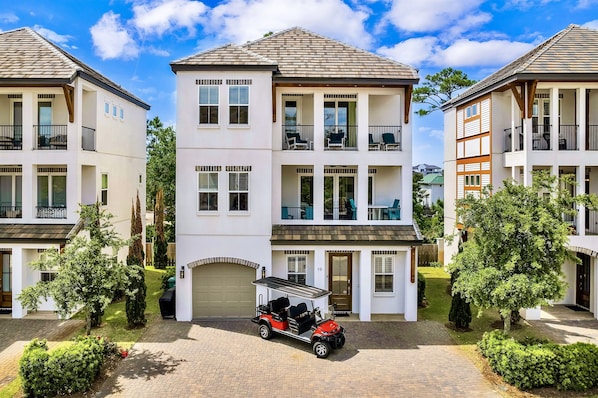 6-seat Golf Cart FREE during your stay! 2 minutes to the beach. Sleeps 15, 6 bedrooms, 5.5 bath, and 9 beds. Game room and bunk rooms. Heated pool steps from the house!