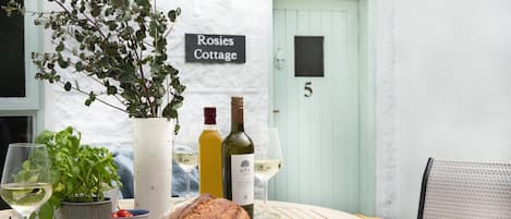 Welcome to Rosie's Cottage; Mousehole.