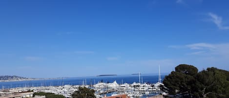 Vista para praia/oceano