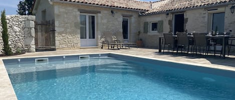 Espace piscine et terrasse sud ouest 