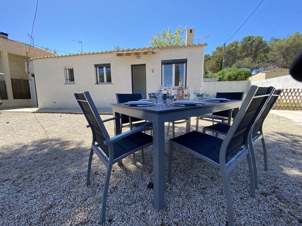 La maison et l'espace extérieur à l'ombre du pin.