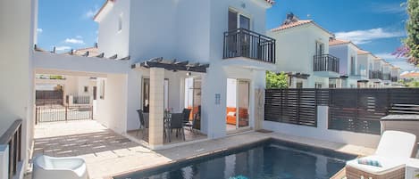 Villa Meena, 2BDR Kapparis Villa, close walking distance to the Beach