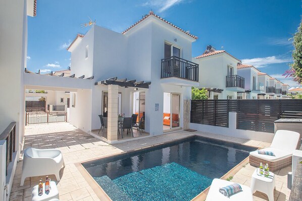 Villa Meena, 2BDR Kapparis Villa, close walking distance to the Beach