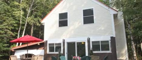 Welcome to this perfect four season vacation retreat in the heart of of the White Mountains. Minutes to quaint downtown North Conway but tucked away on a private road right on the East Branch of the Saco River.