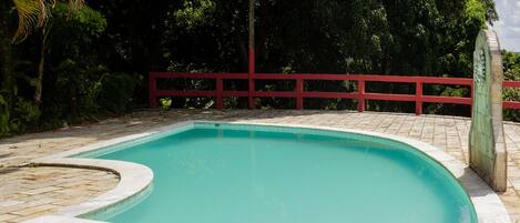 Hospede-se nesta chácara com piscina e churrasqueira em São Lourenço da Mata/PE