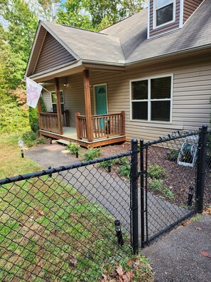 New Listing!5 mins to Square,wineries grill screened porch ESPN Roku