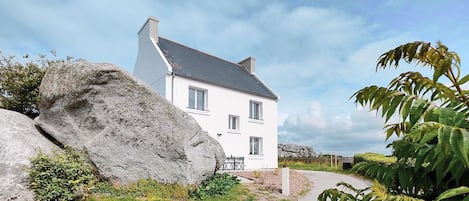 Meublé de tourisme 3 étoiles, 1500m² de jardin avec de gros rochers