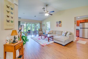 Living Room | Free WiFi | Smart TV | Central A/C & Heating | Piano