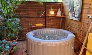 Outdoor spa tub