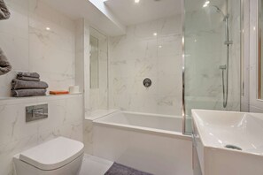 The Nook Bathroom- StayCotswold