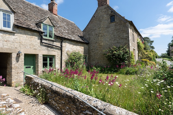 Bea's Cottage - StayCotswold