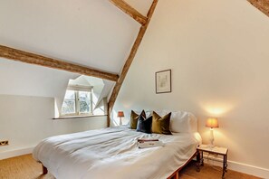 Bea's Cottage Master Bedroom - StayCotswold