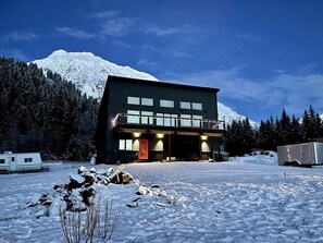 Alagnaq Inn is nestled between sea and mountains. 