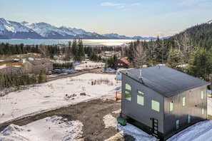 180 degree views of the bay from Alagnaq Inn!  We are a 1 mile from the cruise ship terminal and .7 miles from the Alaskan Railroad Train Station.  
