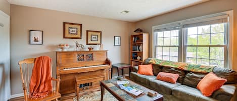 Lexington Vacation Rental | 2BR | 1.5BA | 1,041 Sq Ft | Stairs Required