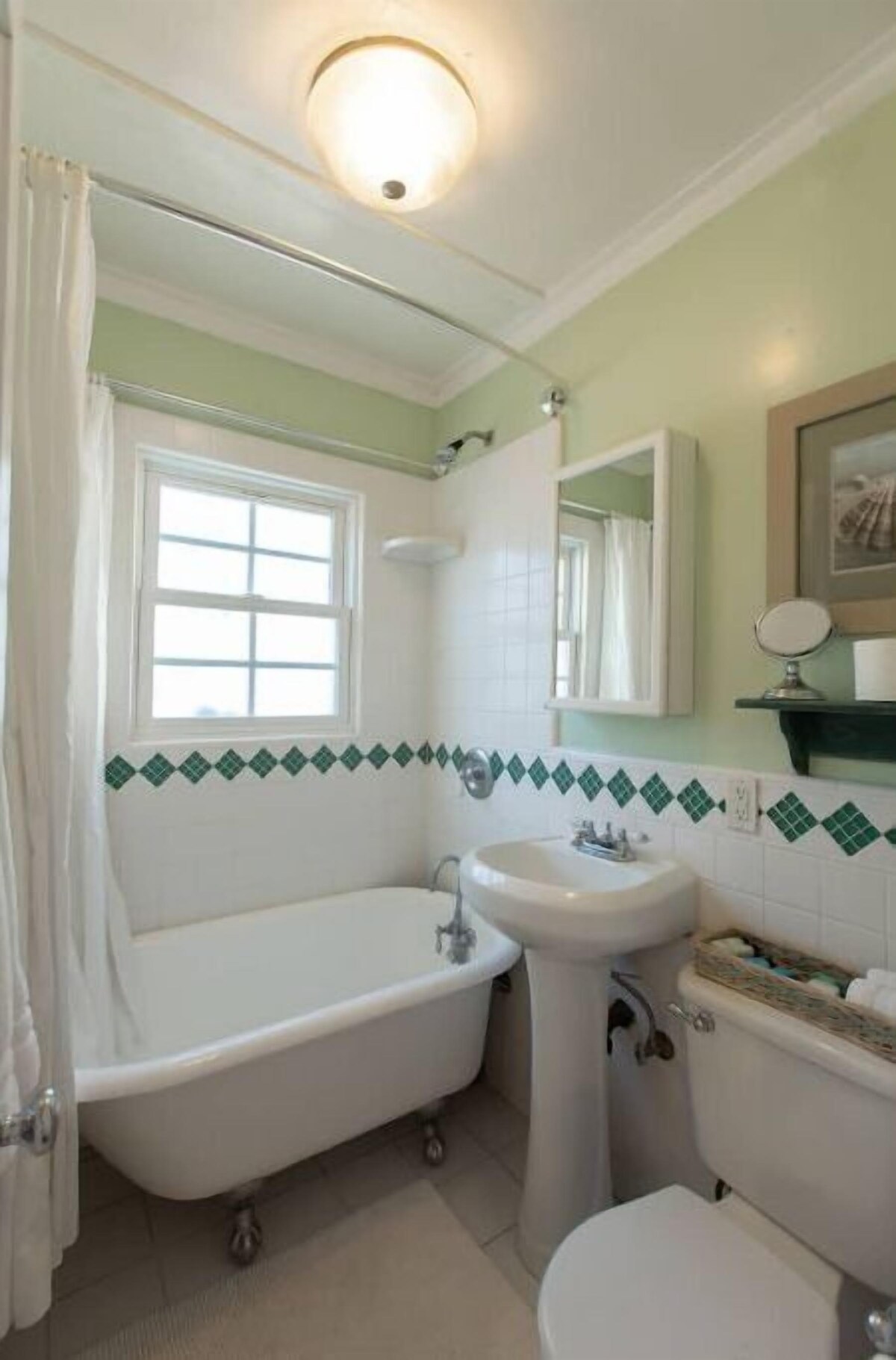 Adorable Cape Cod Cottage, Venice Beach, LA