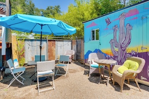 Yard | Outdoor Dining Area