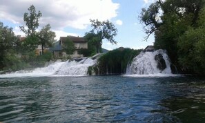 VILLA AL NEMAH HAS UNA RIVER AND WATERFALL VIEW 