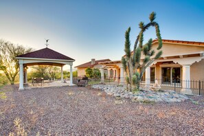 Private Yard & Patio | Pet Friendly w/ Fee | Gas Grill | Mountain Views