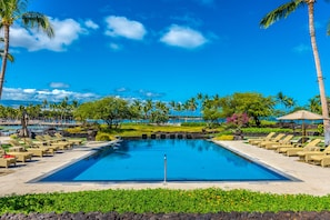 Outdoor infinity pool overlooking Anaeho'omalu Bay